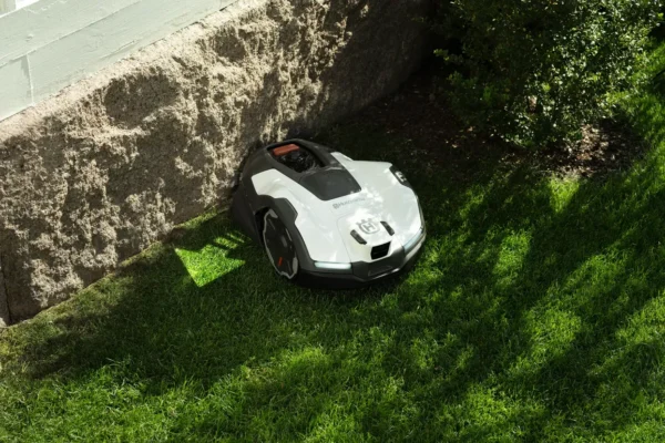 Robot tondeuse Husqvarna Automower 410VE NERA avec technologie vision IA + EdgeCut