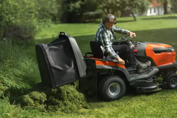 my-025811 Tracteur tondeuse Husqvarna TC 220T